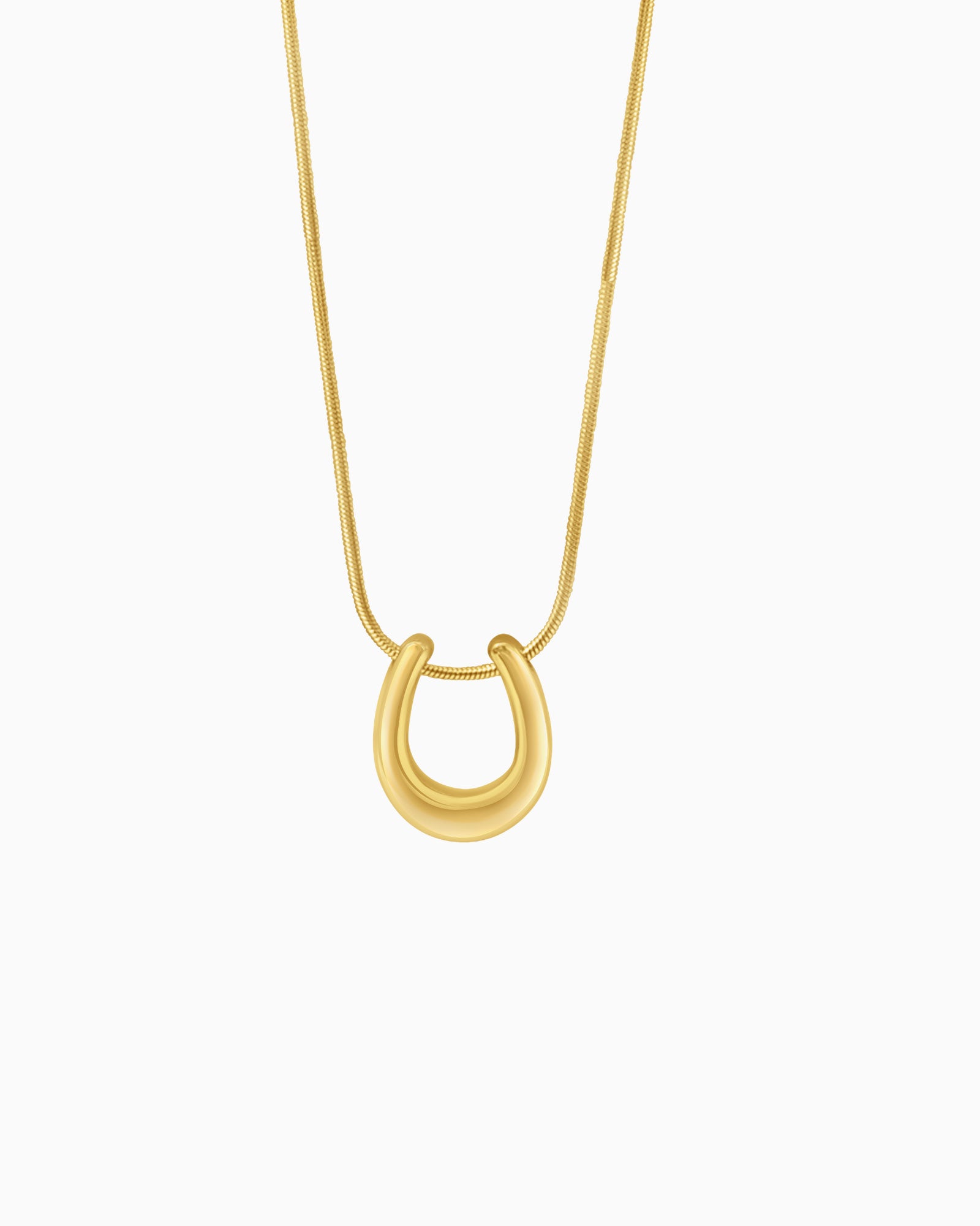 Essentials Classic Horse Shoe Necklace