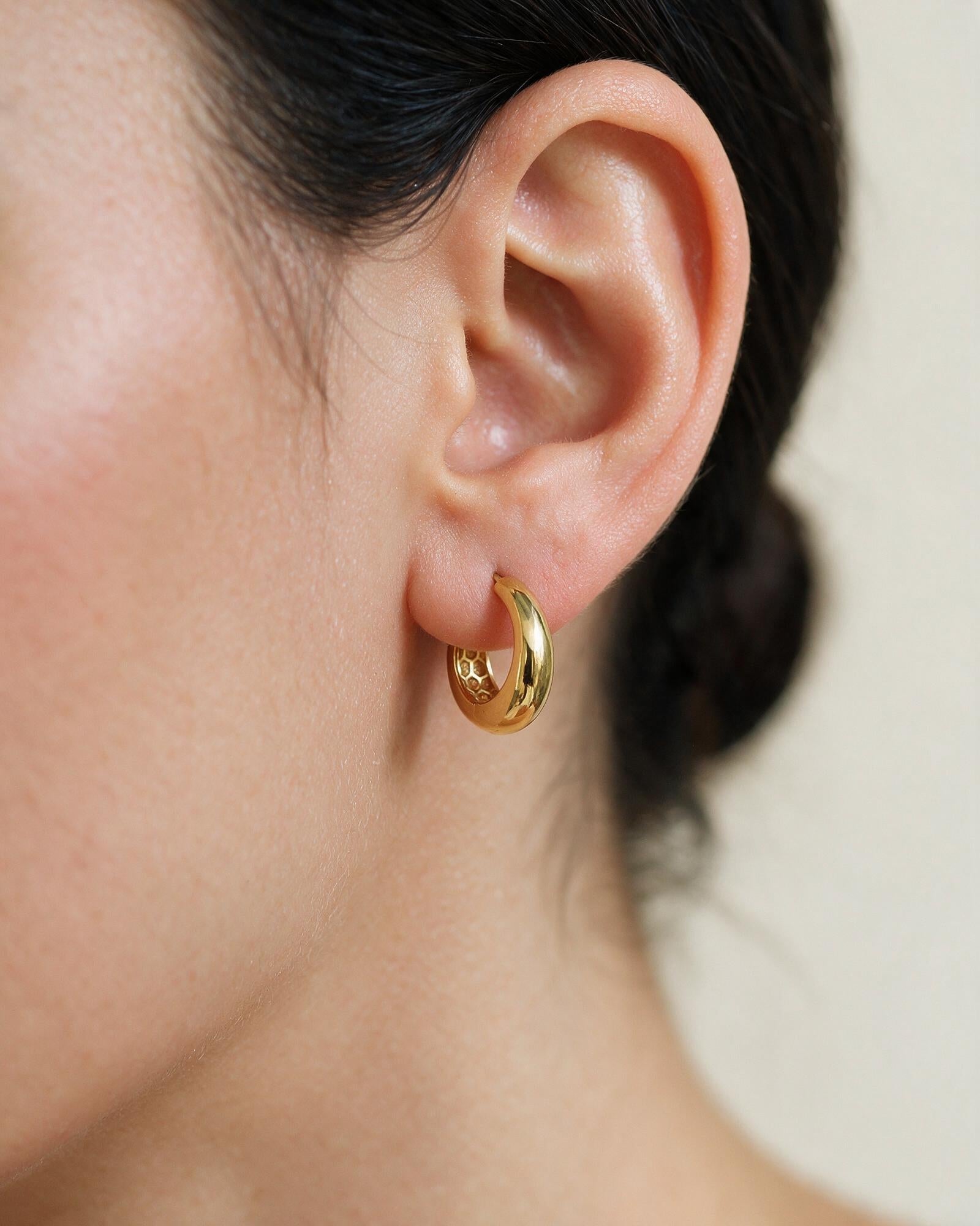 Essentials 9K Gold Round Tapered Huggie Earrings