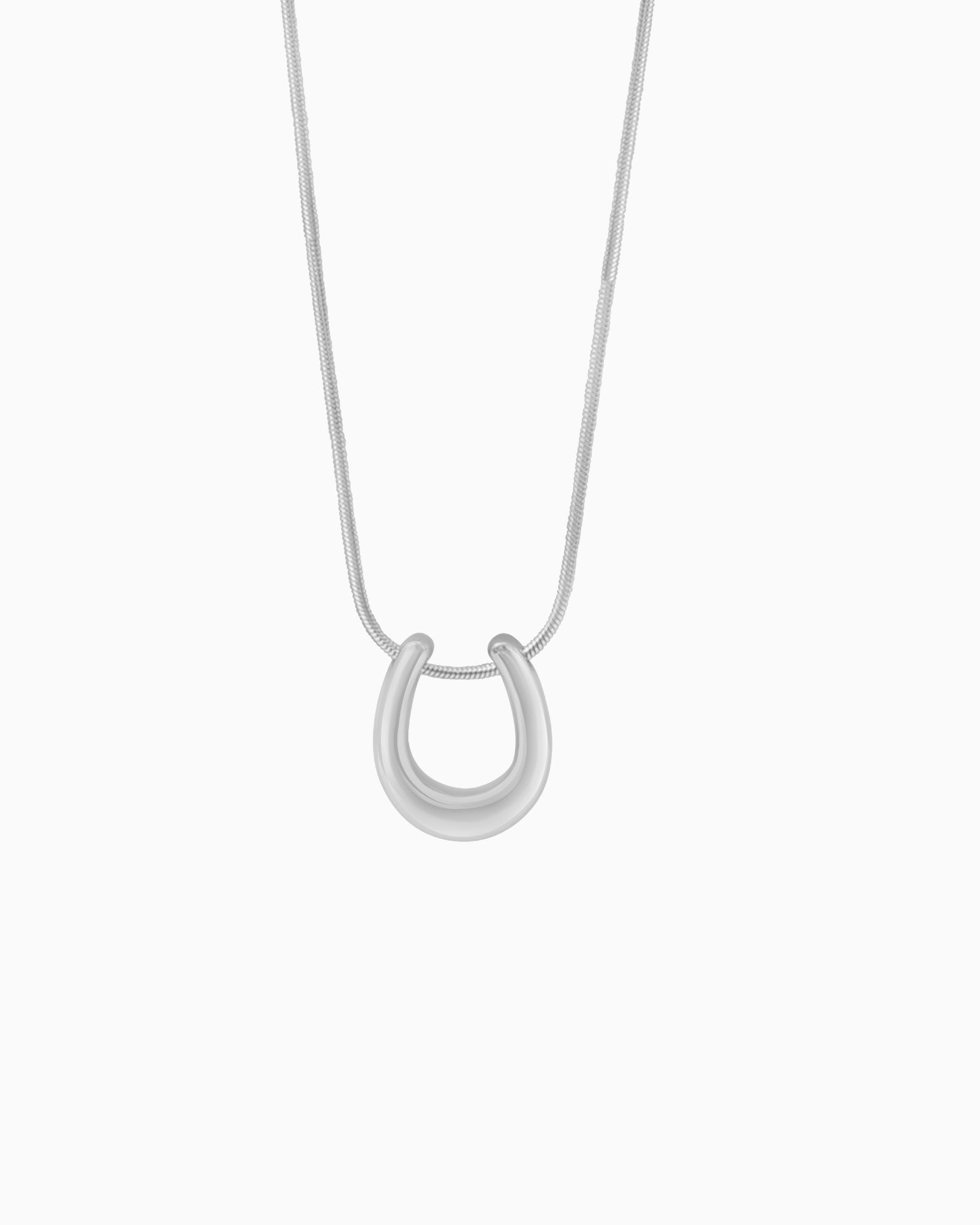 Essentials Classic Horse Shoe Necklace